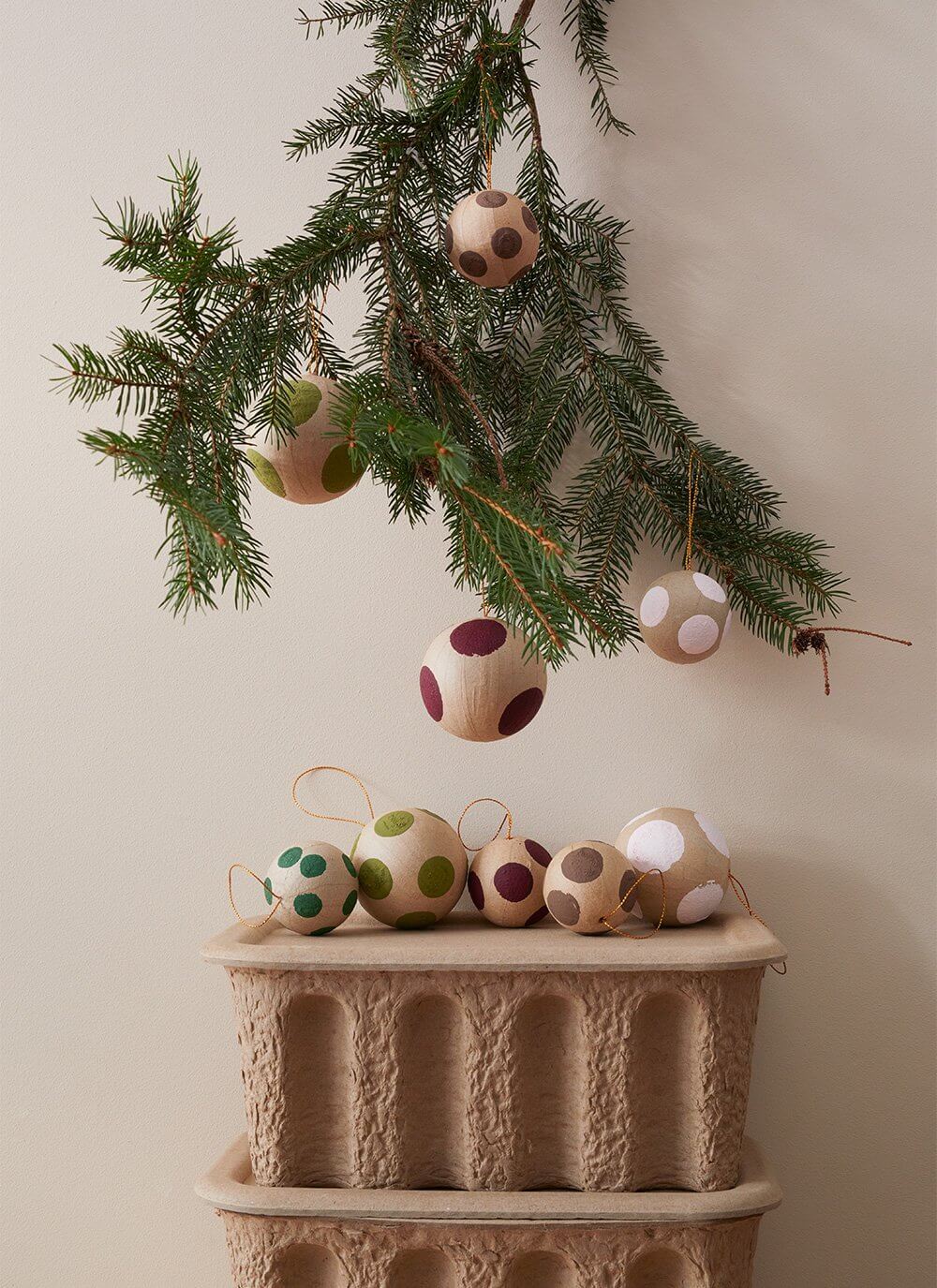 Haz bolas navideñas de lunares súper rápidas con los niños