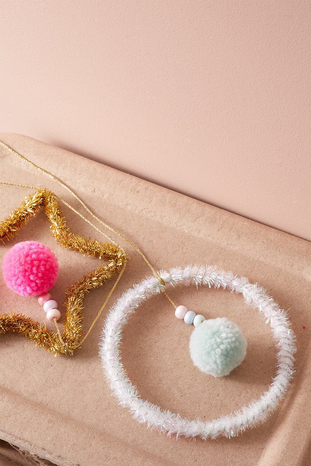 Súper rápido y mágico: haz adornos navideños para ventanas Súper rápido y mágico: haz adornos navideños para ventanas