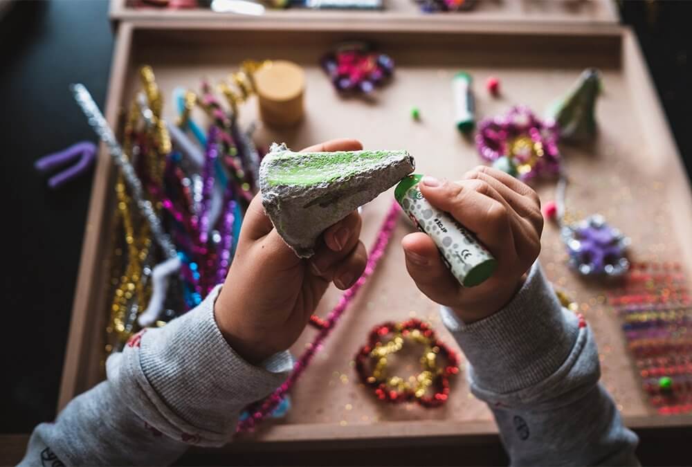 Todo de la mano de los niños: haz adornos sencillos para el árbol de exterior Todo de la mano de los niños: haz adornos sencillos para el árbol de exterior