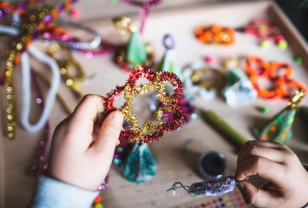 Todo de la mano de los niños: haz adornos sencillos para el árbol de exterior Todo de la mano de los niños: haz adornos sencillos para el árbol de exterior