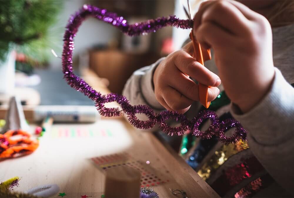 Todo de la mano de los niños: haz adornos sencillos para el árbol de exterior Todo de la mano de los niños: haz adornos sencillos para el árbol de exterior