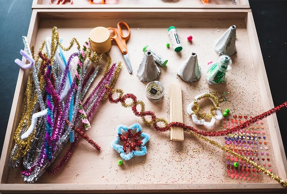 Todo de la mano de los niños: haz adornos sencillos para el árbol de exterior Todo de la mano de los niños: haz adornos sencillos para el árbol de exterior