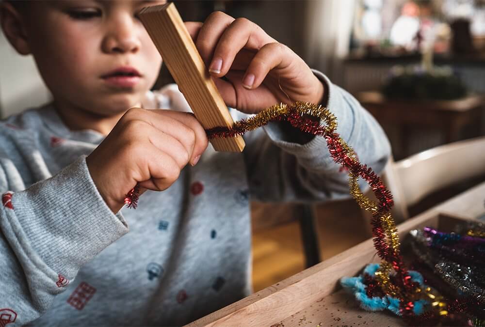 Todo de la mano de los niños: haz adornos sencillos para el árbol de exterior Todo de la mano de los niños: haz adornos sencillos para el árbol de exterior