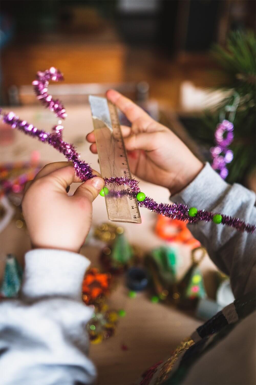 Todo de la mano de los niños: haz adornos sencillos para el árbol de exterior Todo de la mano de los niños: haz adornos sencillos para el árbol de exterior