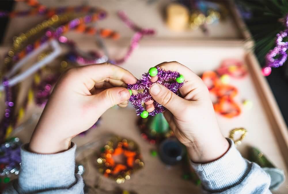 Todo de la mano de los niños: haz adornos sencillos para el árbol de exterior Todo de la mano de los niños: haz adornos sencillos para el árbol de exterior