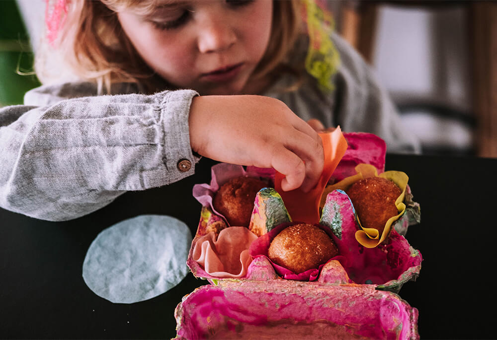 Una sorpresa rápida y dulce en un cartón de huevos. Una sorpresa rápida y dulce en un cartón de huevos.