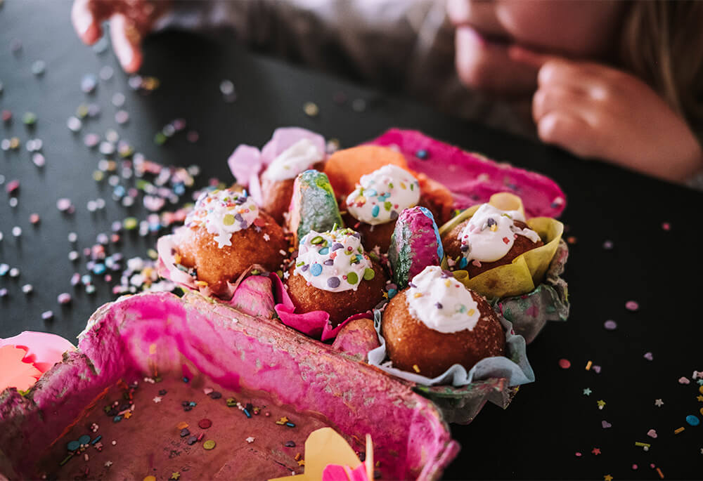 Una sorpresa rápida y dulce en un cartón de huevos. Una sorpresa rápida y dulce en un cartón de huevos.