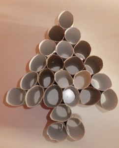 Haga calendarios de adviento con rollos de cartón utilizando materiales cotidianos