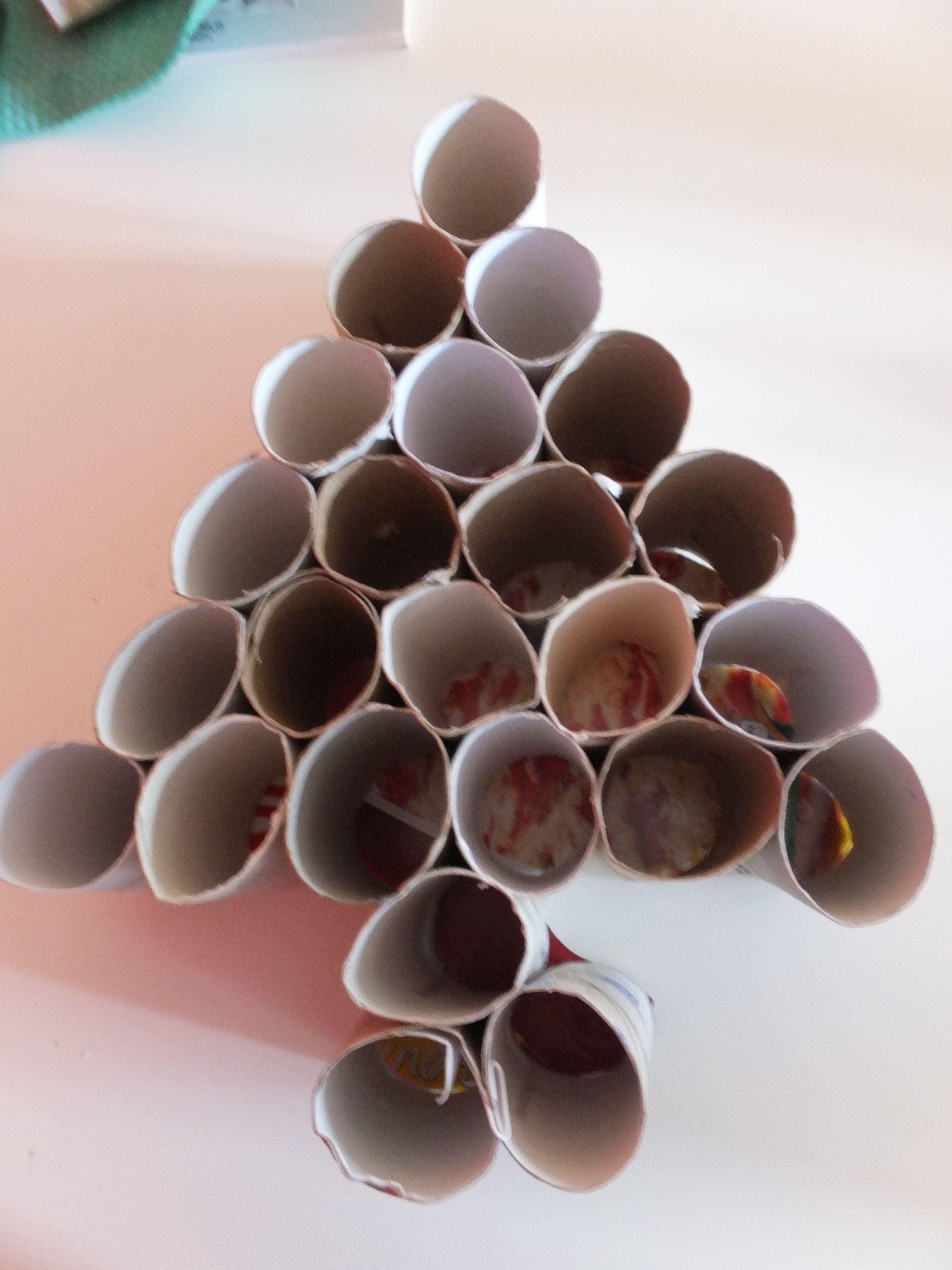 Haga calendarios de adviento con rollos de cartón utilizando materiales cotidianos