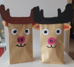Haz un calendario de adviento de renos de papel.