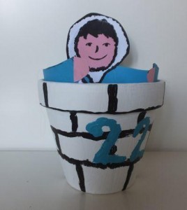 Calendario de Adviento hecho con vasijas de barro.