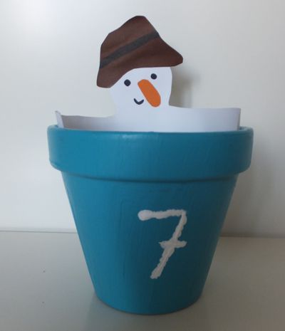 Calendario de Adviento hecho con vasijas de barro.