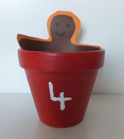 Calendario de Adviento hecho con vasijas de barro.