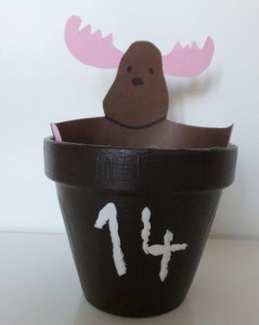 Calendario de Adviento hecho con vasijas de barro.