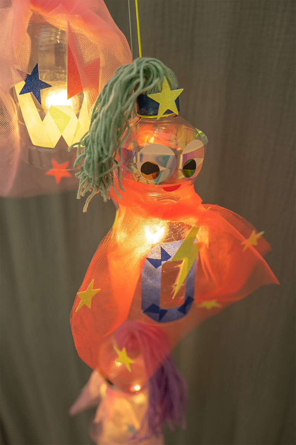 ¡GUAU, GUAU! Haz linternas de superhéroes brillantes