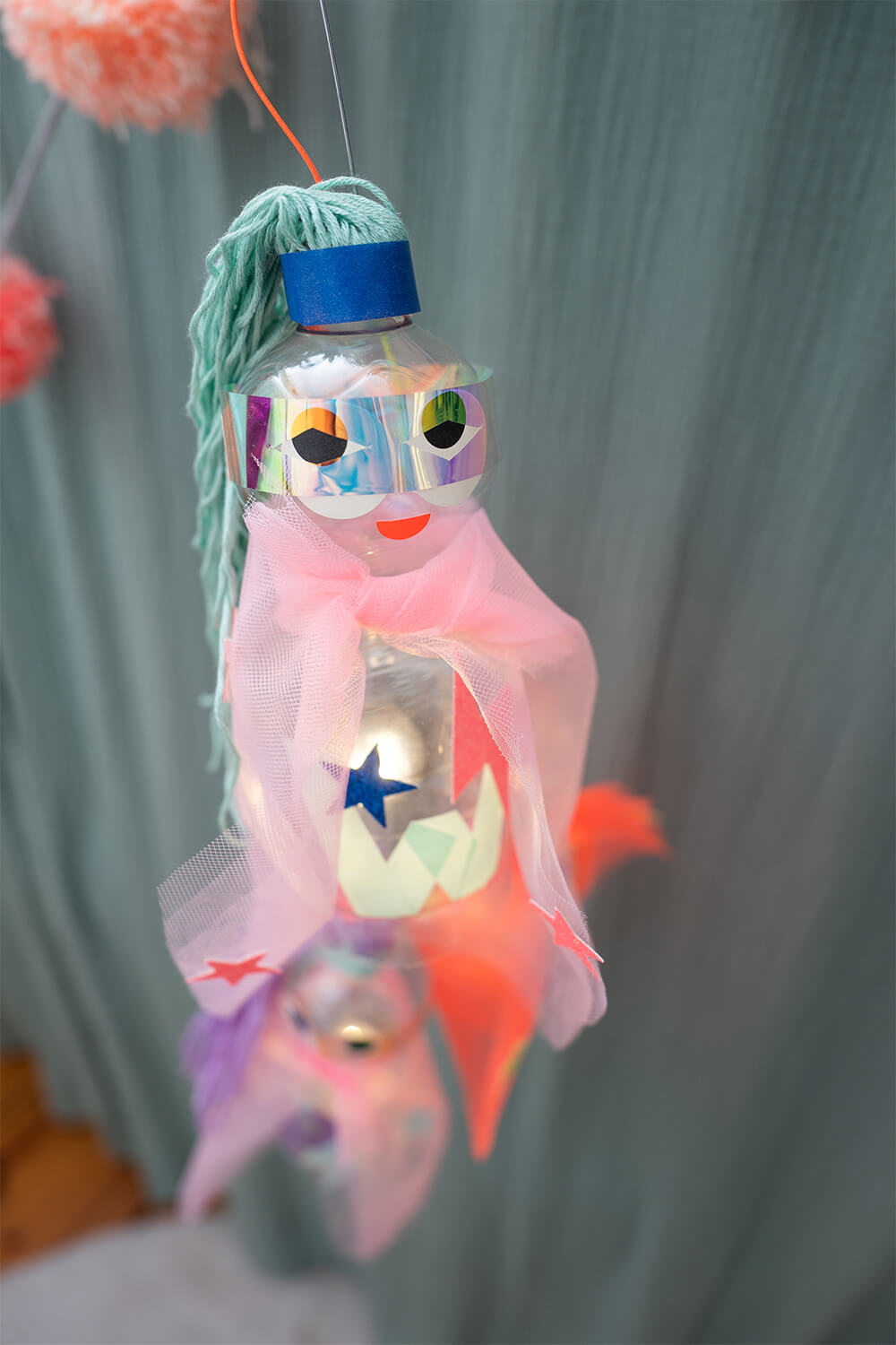 ¡GUAU, GUAU! Haz linternas de superhéroes brillantes