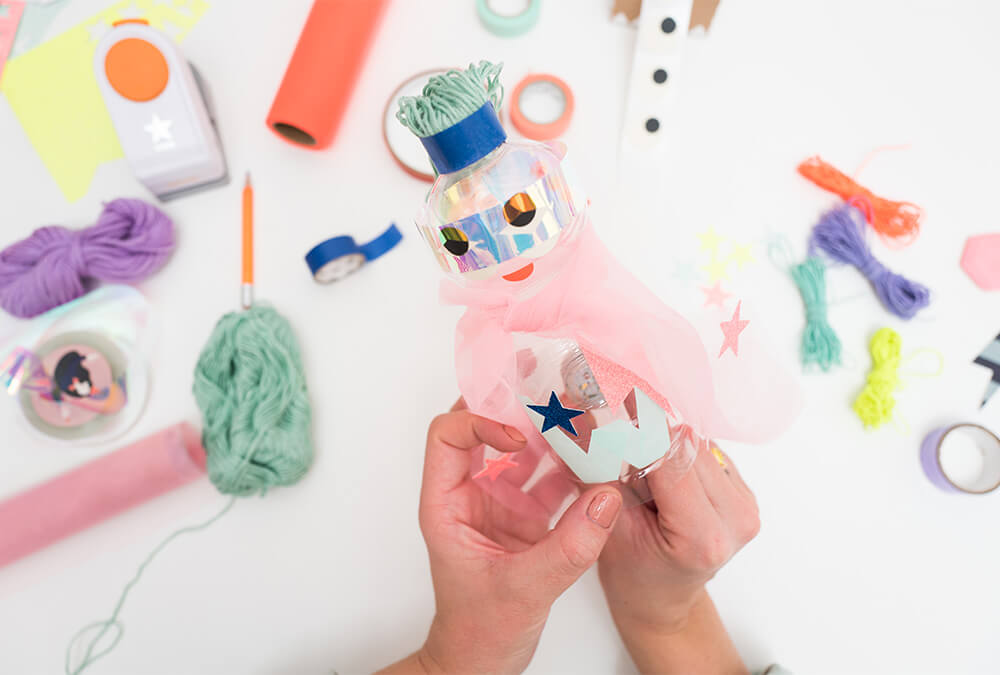 ¡GUAU, GUAU! Haz linternas de superhéroes brillantes