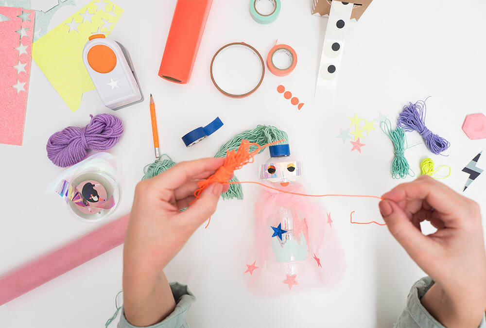 ¡GUAU, GUAU! Haz linternas de superhéroes brillantes