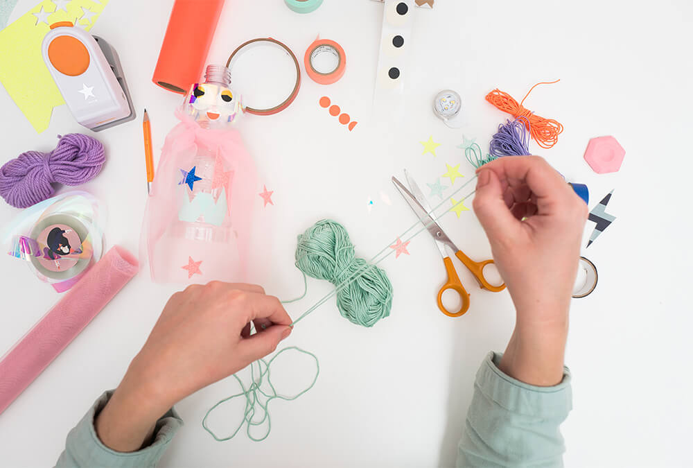¡GUAU, GUAU! Haz linternas de superhéroes brillantes
