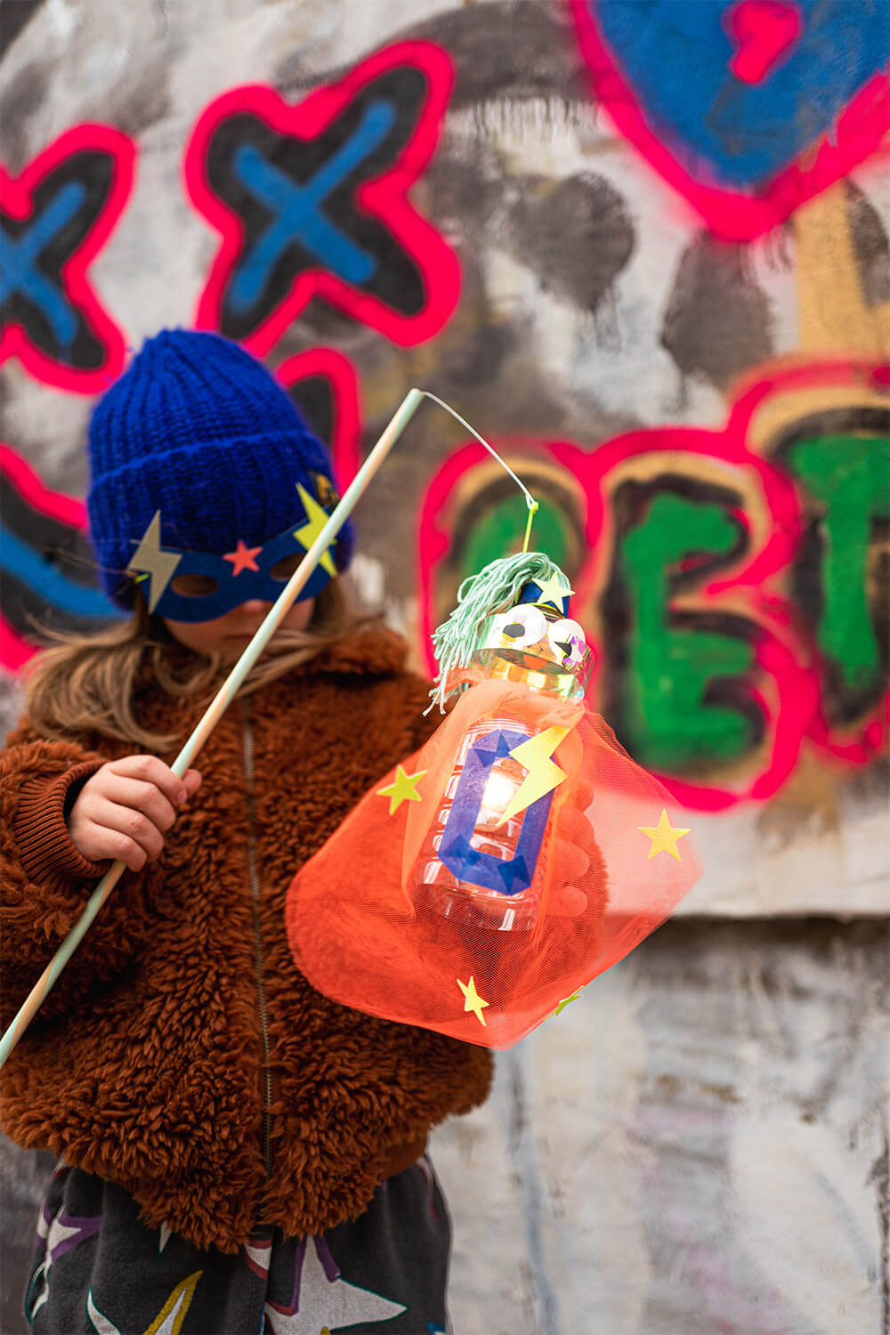 ¡GUAU, GUAU! Haz linternas de superhéroes brillantes