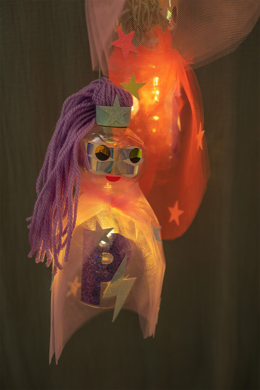 ¡GUAU, GUAU! Haz linternas de superhéroes brillantes