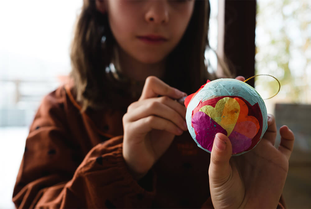 Fácil y colorido: decora bolas navideñas con papel de seda Fácil y colorido: decora bolas navideñas con papel de seda