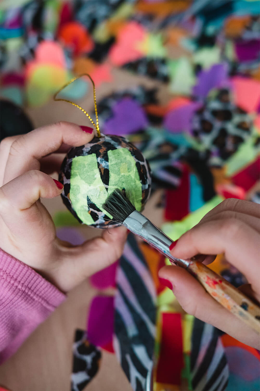 Fácil y colorido: decora bolas navideñas con papel de seda Fácil y colorido: decora bolas navideñas con papel de seda