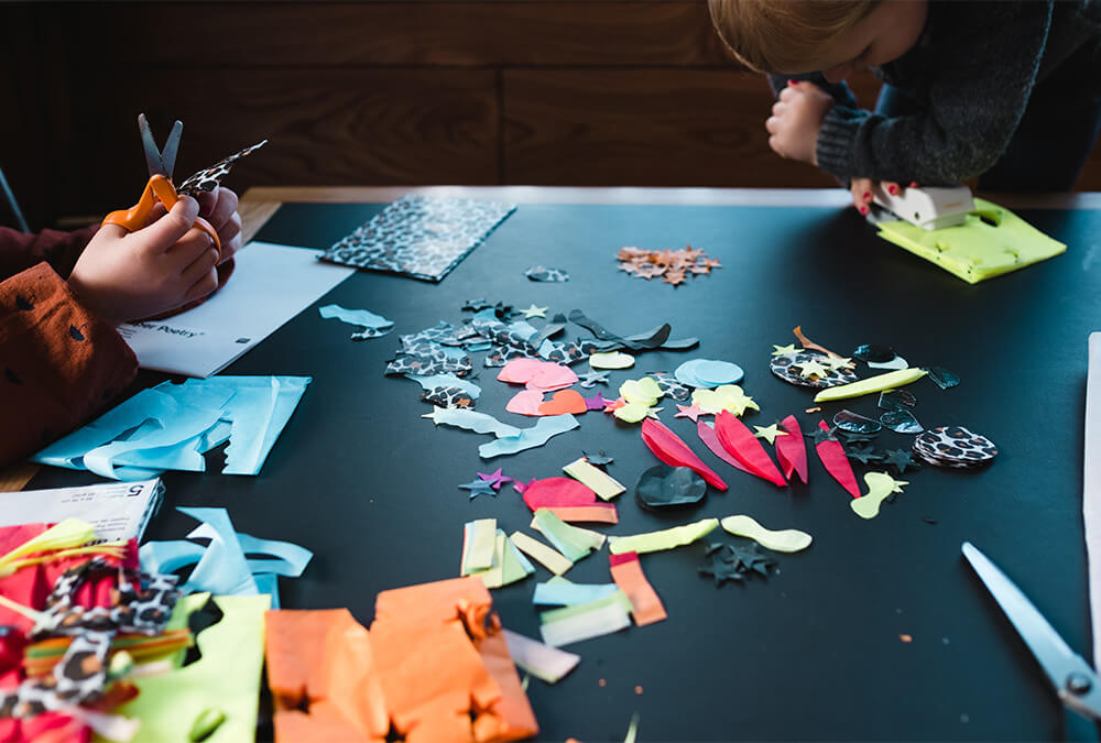 Fácil y colorido: decora bolas navideñas con papel de seda Fácil y colorido: decora bolas navideñas con papel de seda