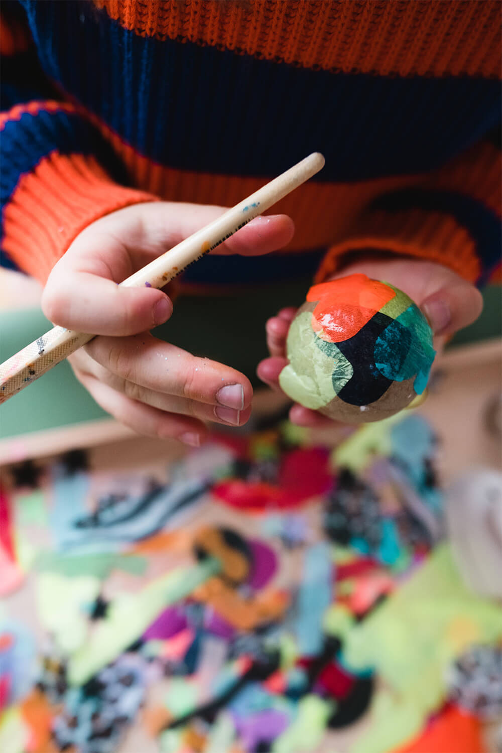 Fácil y colorido: decora bolas navideñas con papel de seda Fácil y colorido: decora bolas navideñas con papel de seda