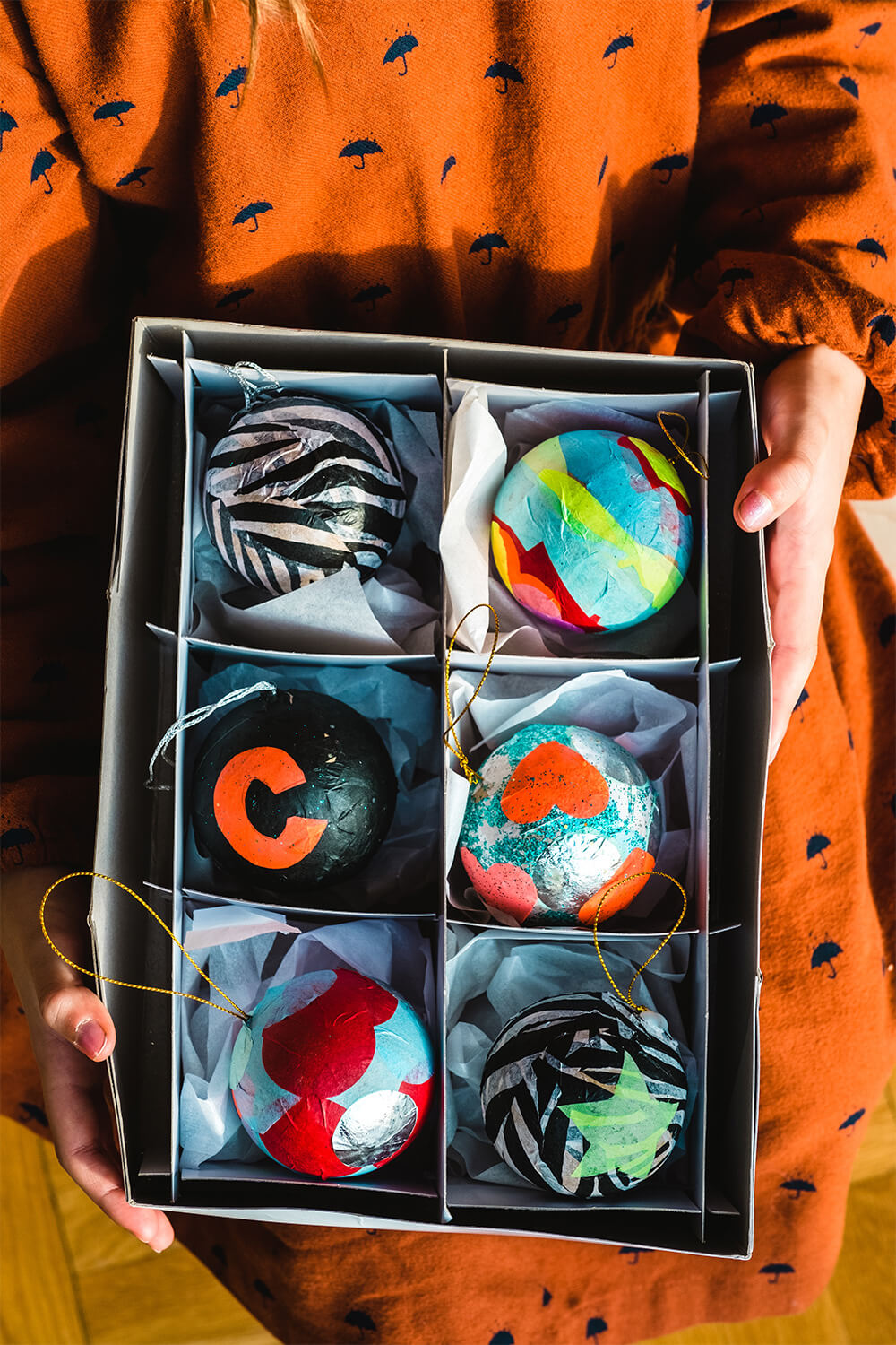 Fácil y colorido: decora bolas navideñas con papel de seda Fácil y colorido: decora bolas navideñas con papel de seda