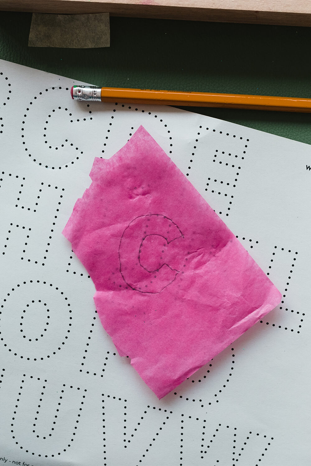 Fácil y colorido: decora bolas navideñas con papel de seda Fácil y colorido: decora bolas navideñas con papel de seda