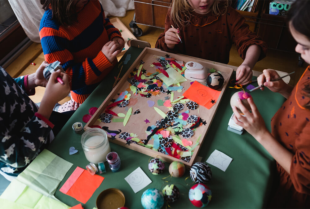 Fácil y colorido: decora bolas navideñas con papel de seda Fácil y colorido: decora bolas navideñas con papel de seda