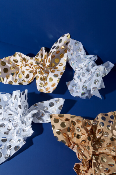 Fácil y colorido: decora bolas navideñas con papel de seda Fácil y colorido: decora bolas navideñas con papel de seda