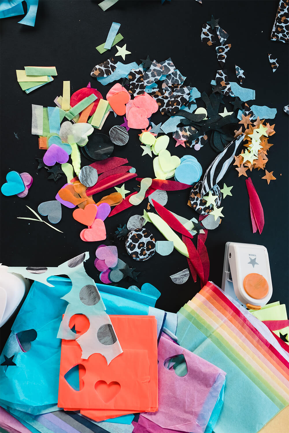 Fácil y colorido: decora bolas navideñas con papel de seda Fácil y colorido: decora bolas navideñas con papel de seda