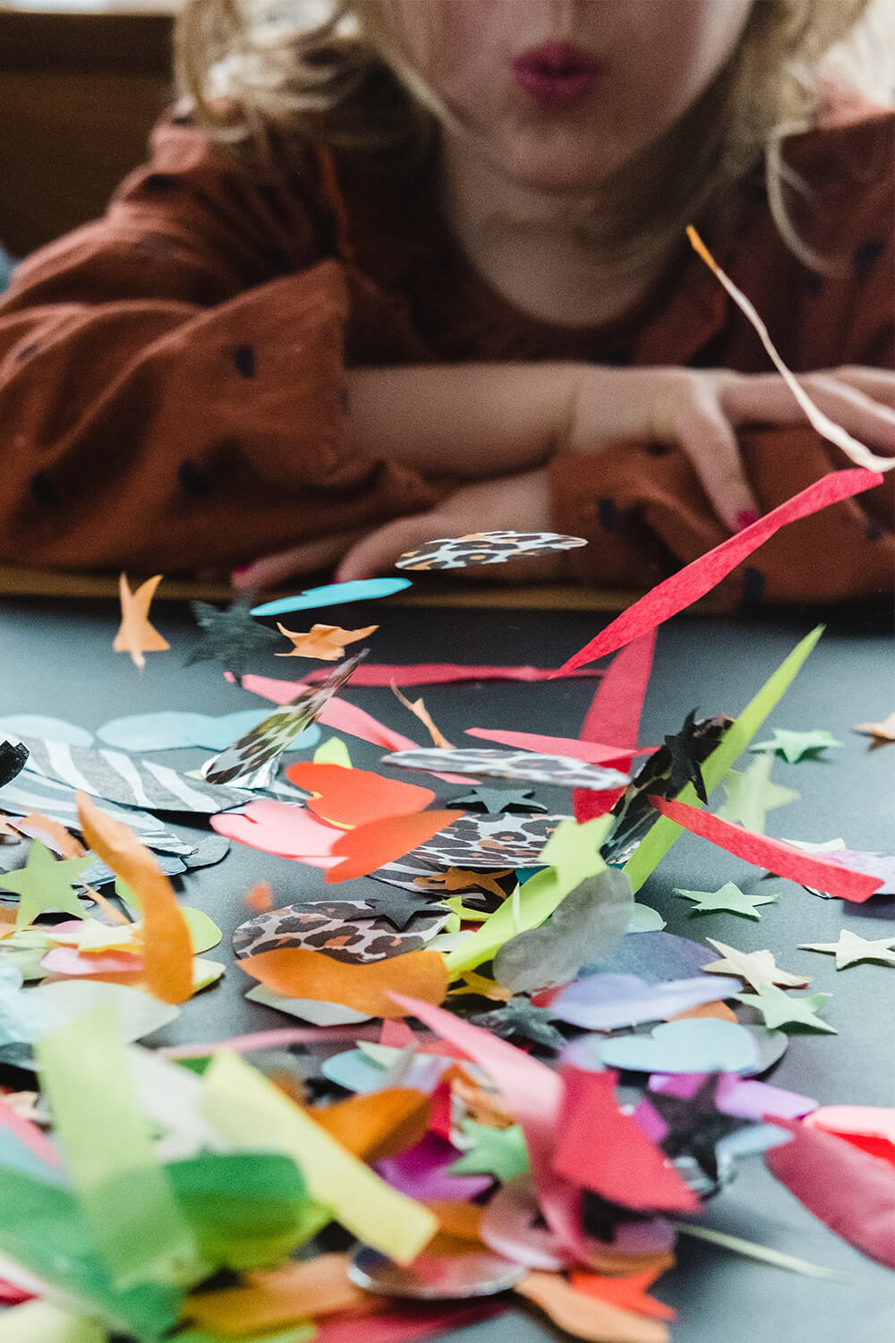 Fácil y colorido: decora bolas navideñas con papel de seda Fácil y colorido: decora bolas navideñas con papel de seda