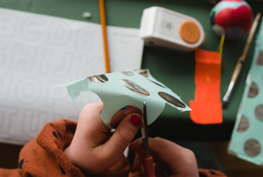 Fácil y colorido: decora bolas navideñas con papel de seda Fácil y colorido: decora bolas navideñas con papel de seda