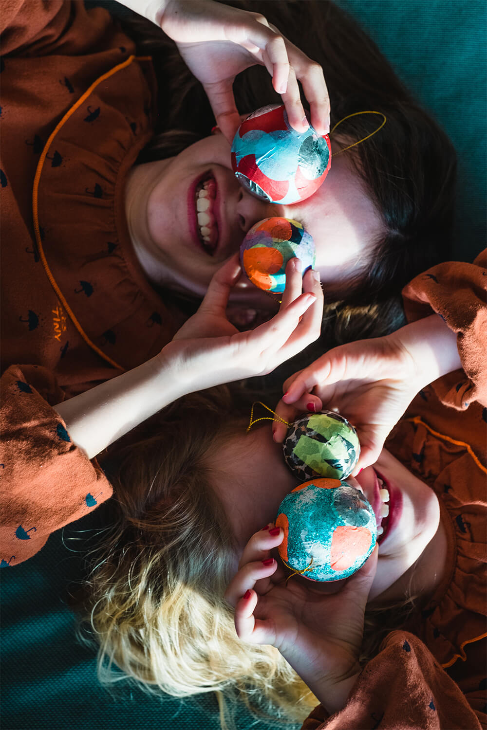 Fácil y colorido: decora bolas navideñas con papel de seda Fácil y colorido: decora bolas navideñas con papel de seda