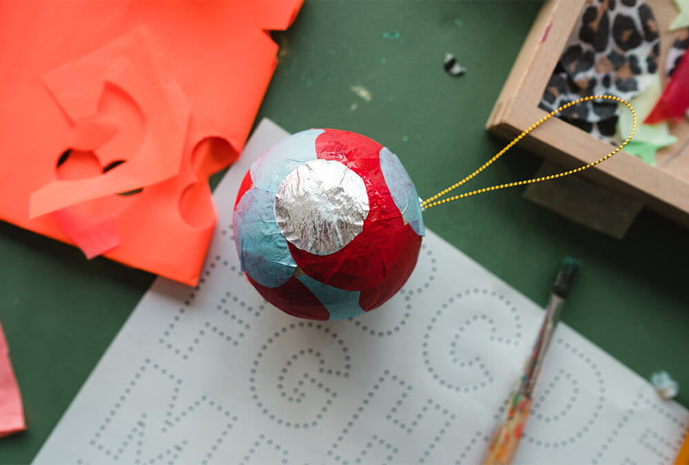 Fácil y colorido: decora bolas navideñas con papel de seda Fácil y colorido: decora bolas navideñas con papel de seda