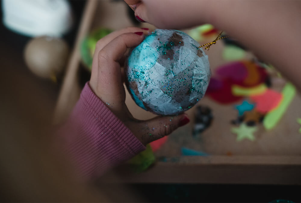 Fácil y colorido: decora bolas navideñas con papel de seda Fácil y colorido: decora bolas navideñas con papel de seda