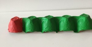 Una oruga voraz de cartón de huevos Una oruga voraz de cartón de huevos