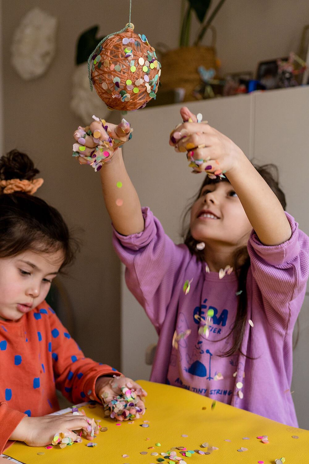 ¡Incrusta la fiesta! Hacemos cestas de Pascua con hilo y confeti. ¡Incrusta la fiesta! Hacemos cestas de Pascua con hilo y confeti.