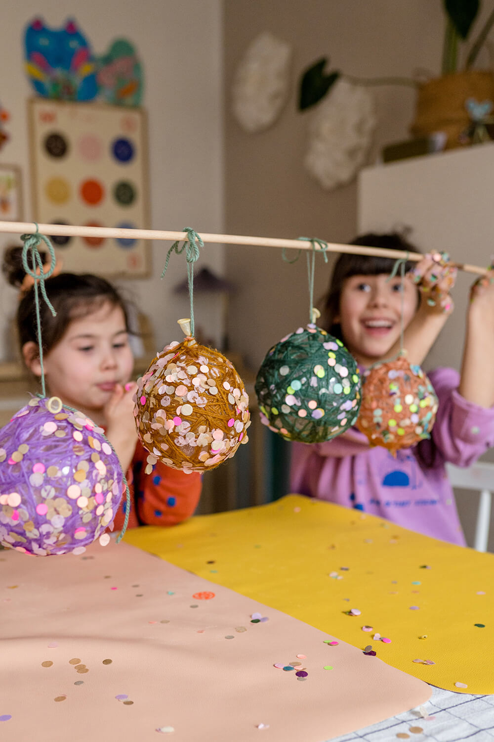 ¡Incrusta la fiesta! Hacemos cestas de Pascua con hilo y confeti. ¡Incrusta la fiesta! Hacemos cestas de Pascua con hilo y confeti.