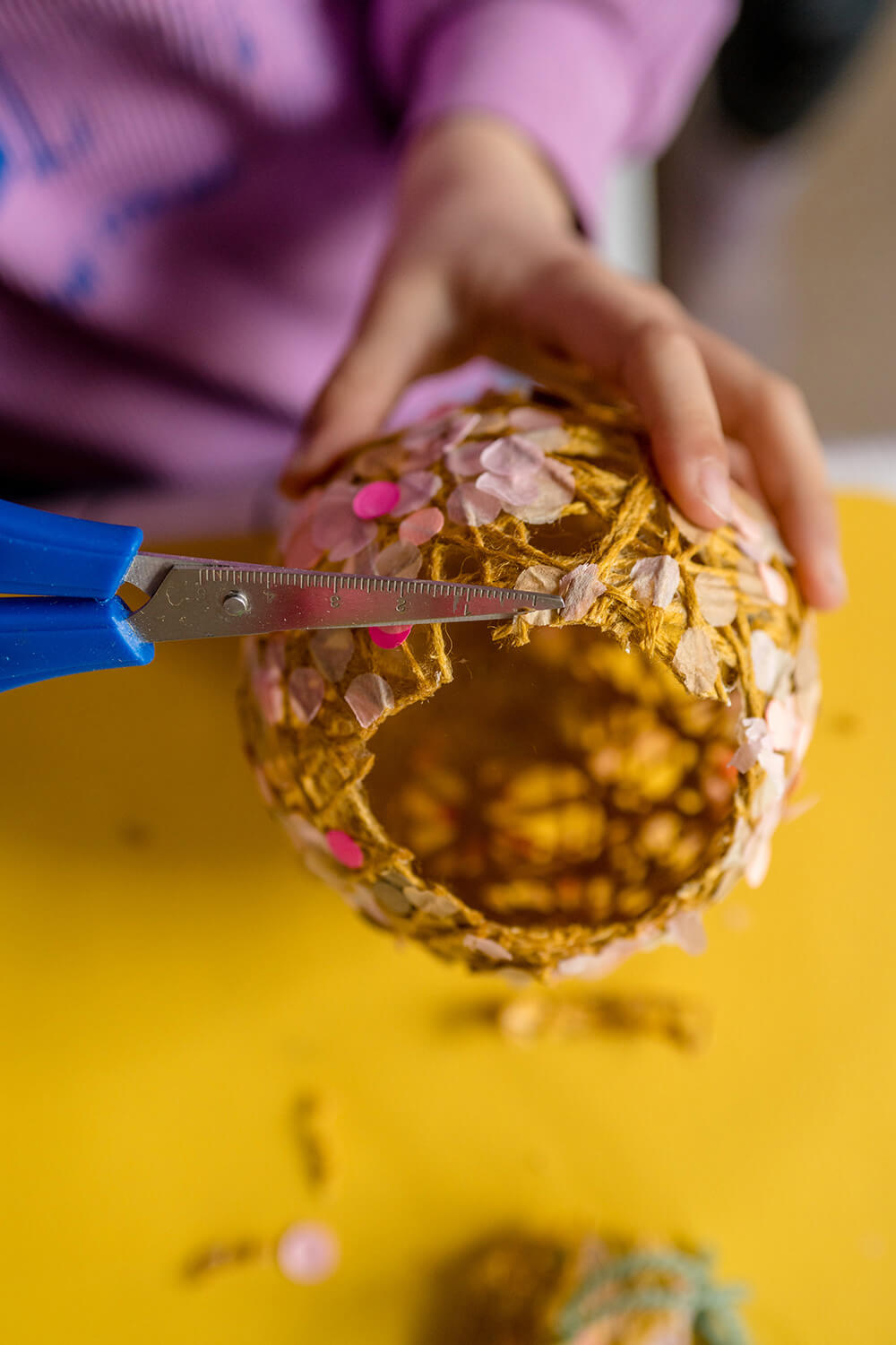 ¡Incrusta la fiesta! Hacemos cestas de Pascua con hilo y confeti. ¡Incrusta la fiesta! Hacemos cestas de Pascua con hilo y confeti.