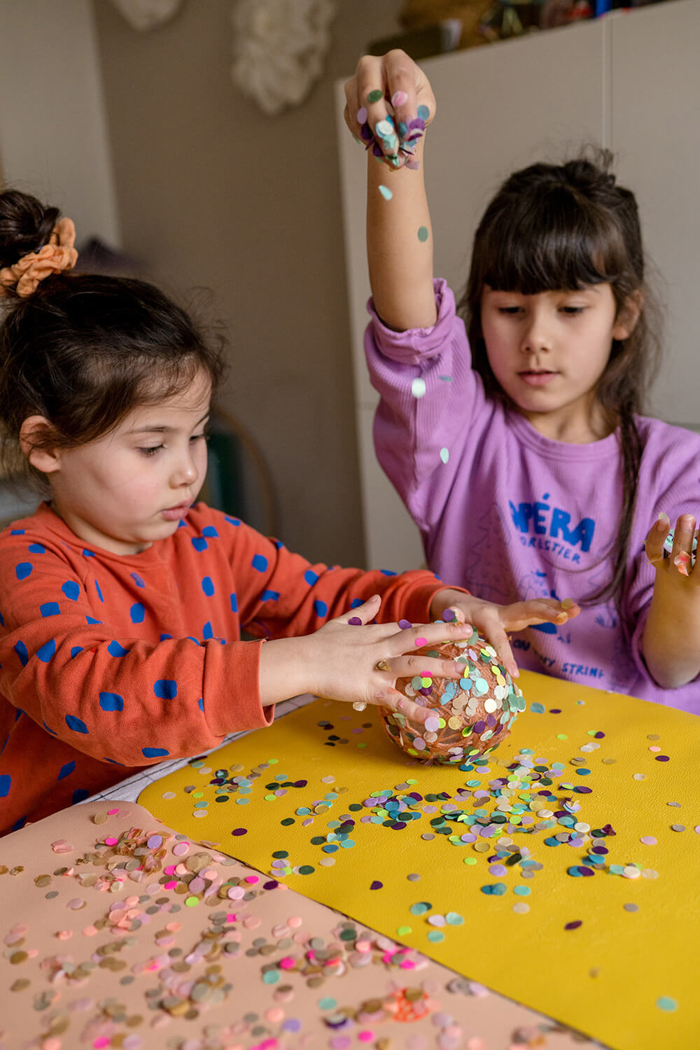 ¡Incrusta la fiesta! Hacemos cestas de Pascua con hilo y confeti. ¡Incrusta la fiesta! Hacemos cestas de Pascua con hilo y confeti.