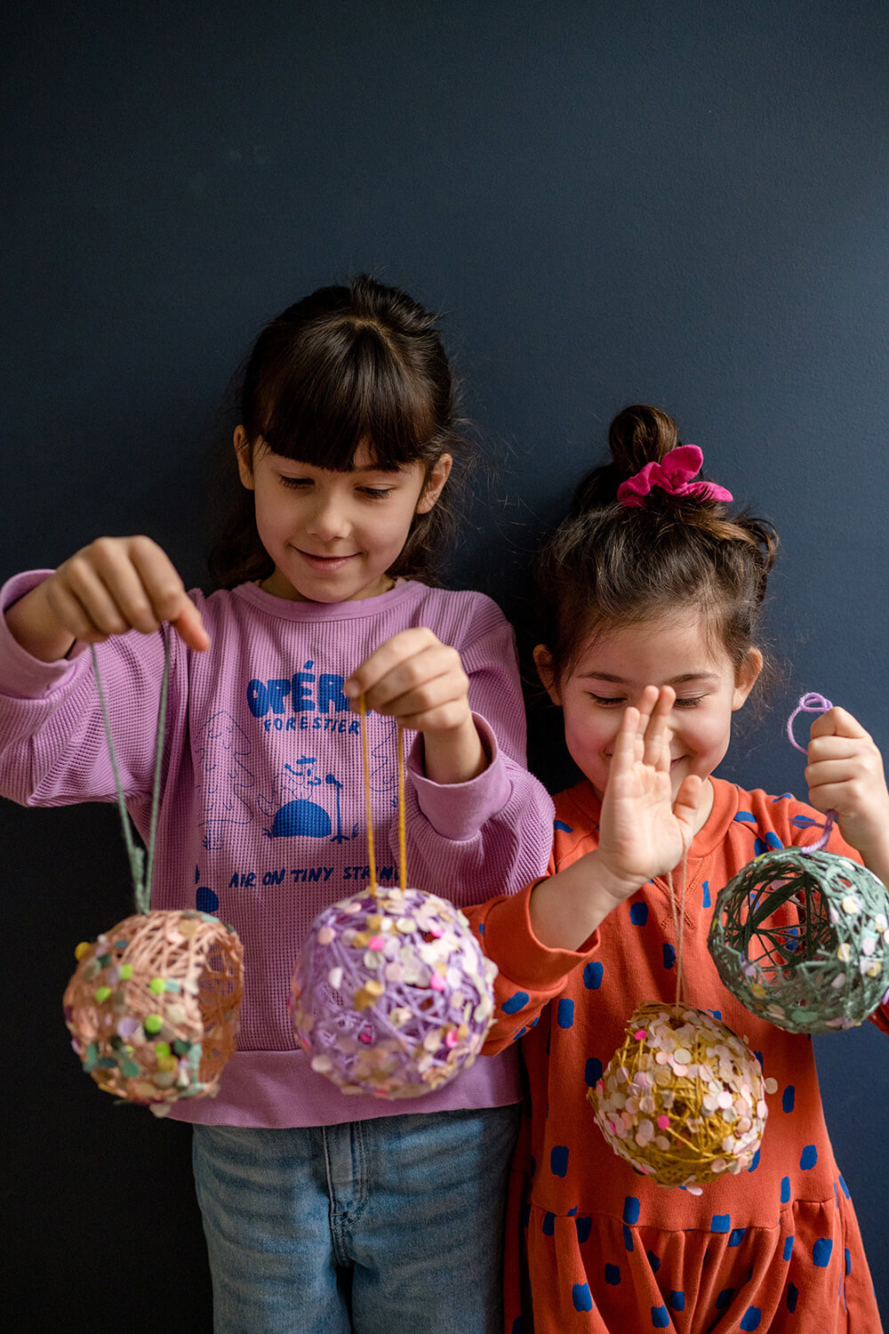¡Incrusta la fiesta! Hacemos cestas de Pascua con hilo y confeti. ¡Incrusta la fiesta! Hacemos cestas de Pascua con hilo y confeti.