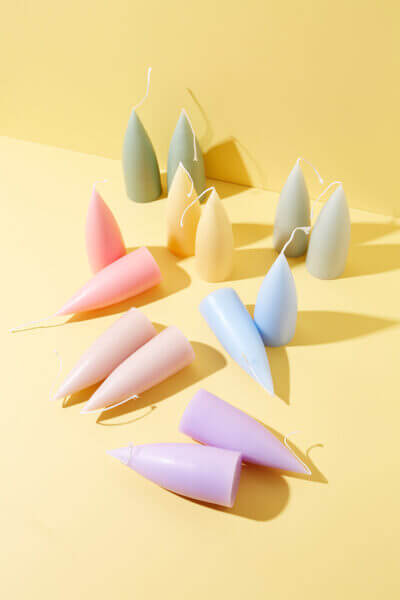 Consejo de regalo súper rápido: decora velas con dulces diseños de margaritas Consejo de regalo súper rápido: decora velas con dulces diseños de margaritas