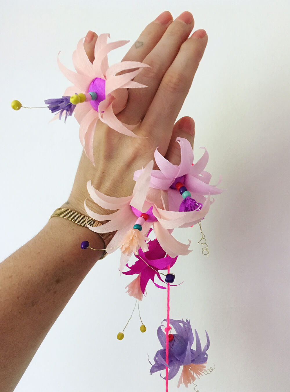 ¡Aloha a la potencia de dos! Creación paso a paso de guirnaldas de flores mágicas ¡Aloha a la potencia de dos! Creación paso a paso de guirnaldas de flores mágicas