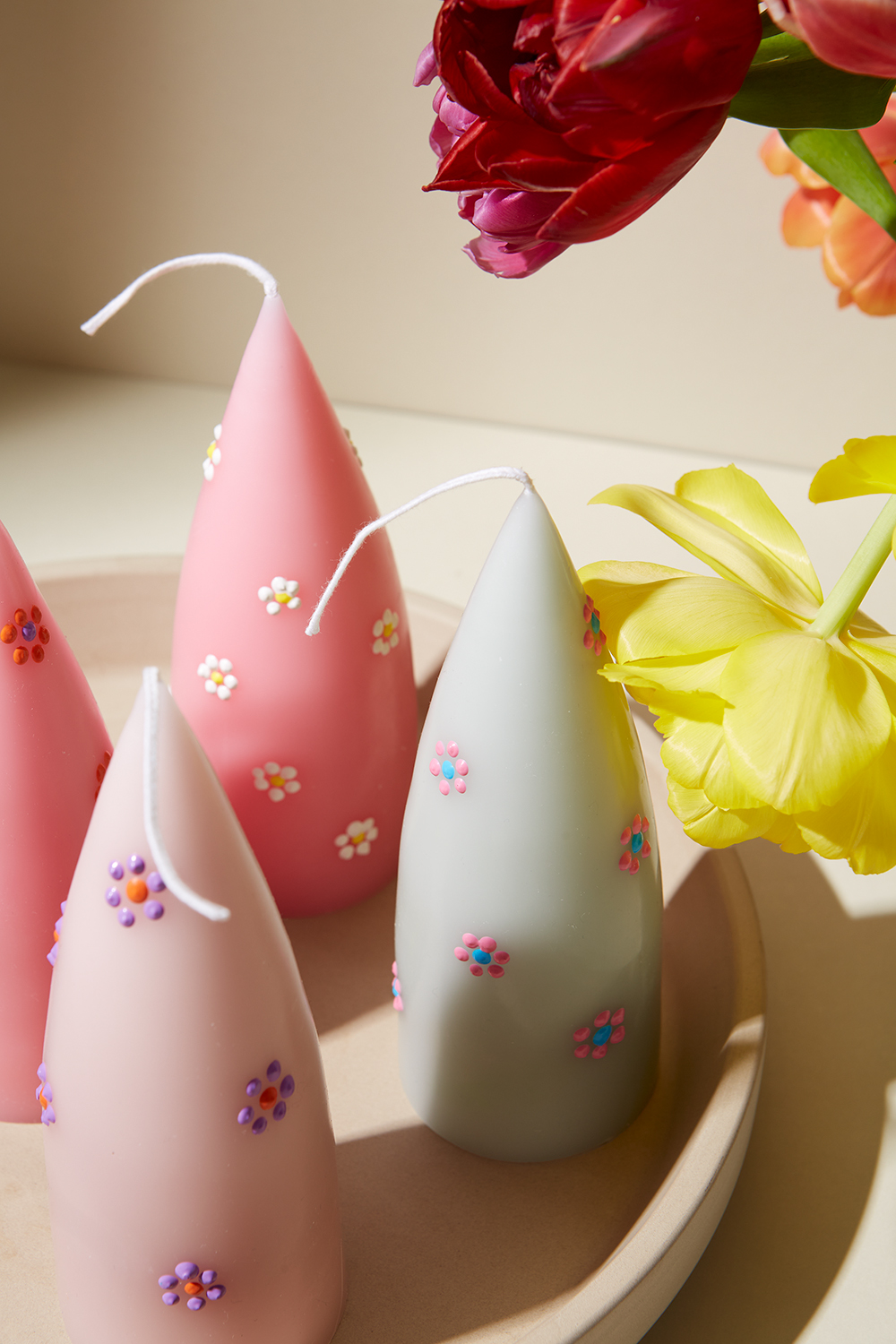 Consejo de regalo súper rápido: decora velas con dulces diseños de margaritas Consejo de regalo súper rápido: decora velas con dulces diseños de margaritas