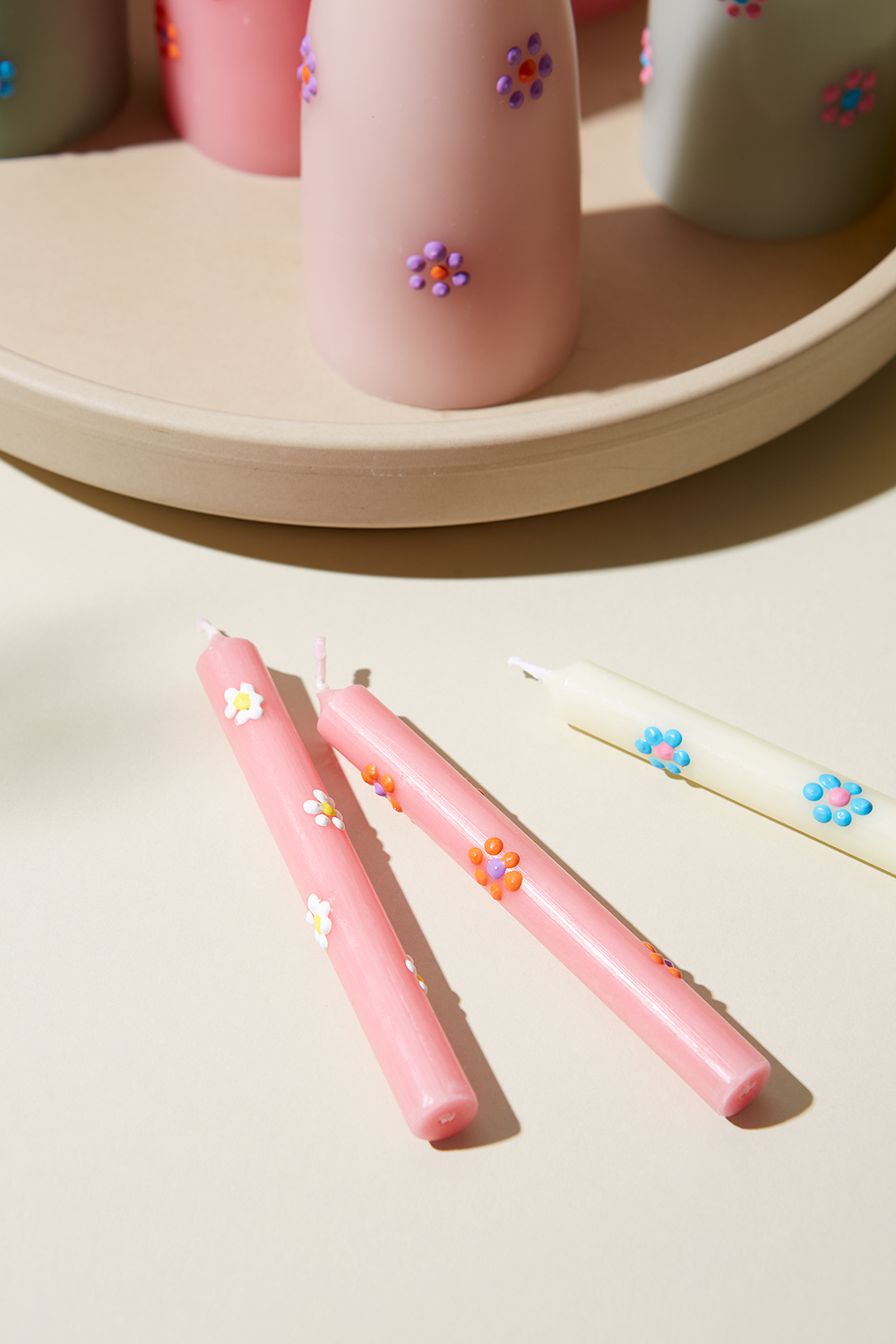 Consejo de regalo súper rápido: decora velas con dulces diseños de margaritas Consejo de regalo súper rápido: decora velas con dulces diseños de margaritas