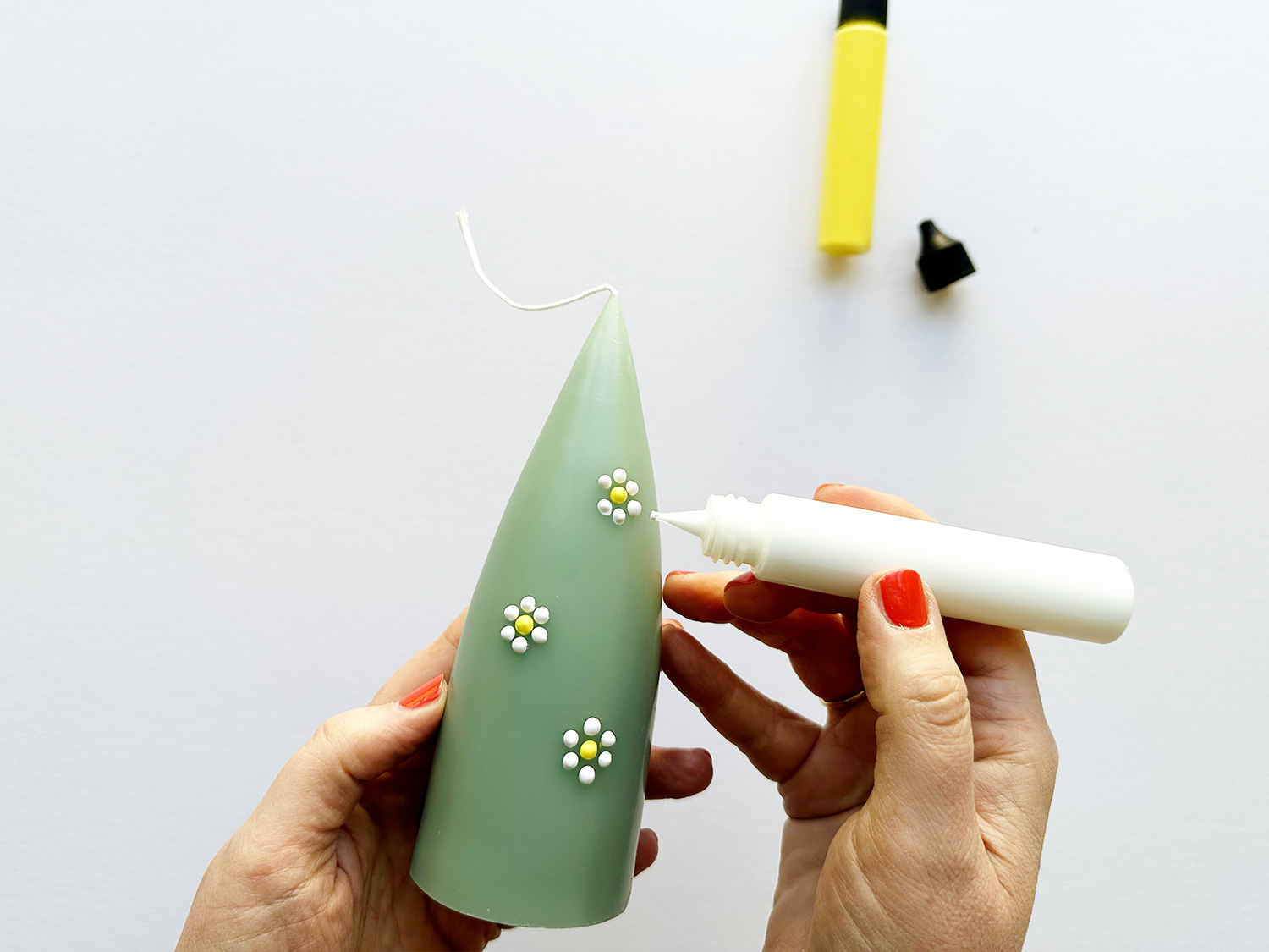 Consejo de regalo súper rápido: decora velas con dulces diseños de margaritas Consejo de regalo súper rápido: decora velas con dulces diseños de margaritas